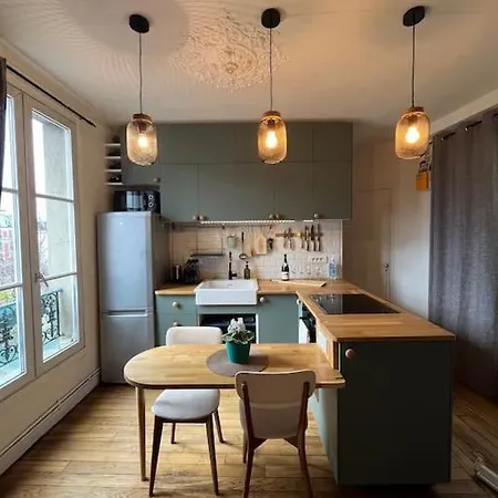 Secured And Central Typical Parisian ! Appartement