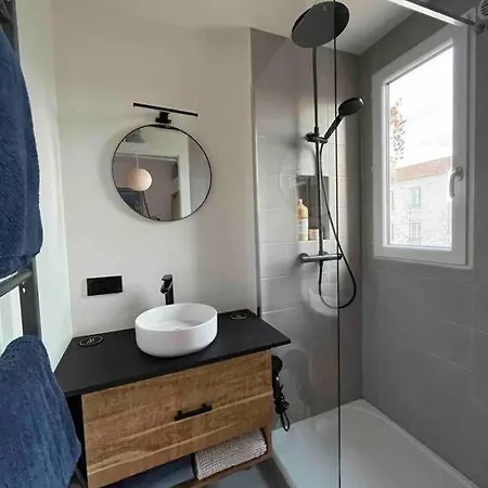 Secured And Central Typical Parisian ! Appartement